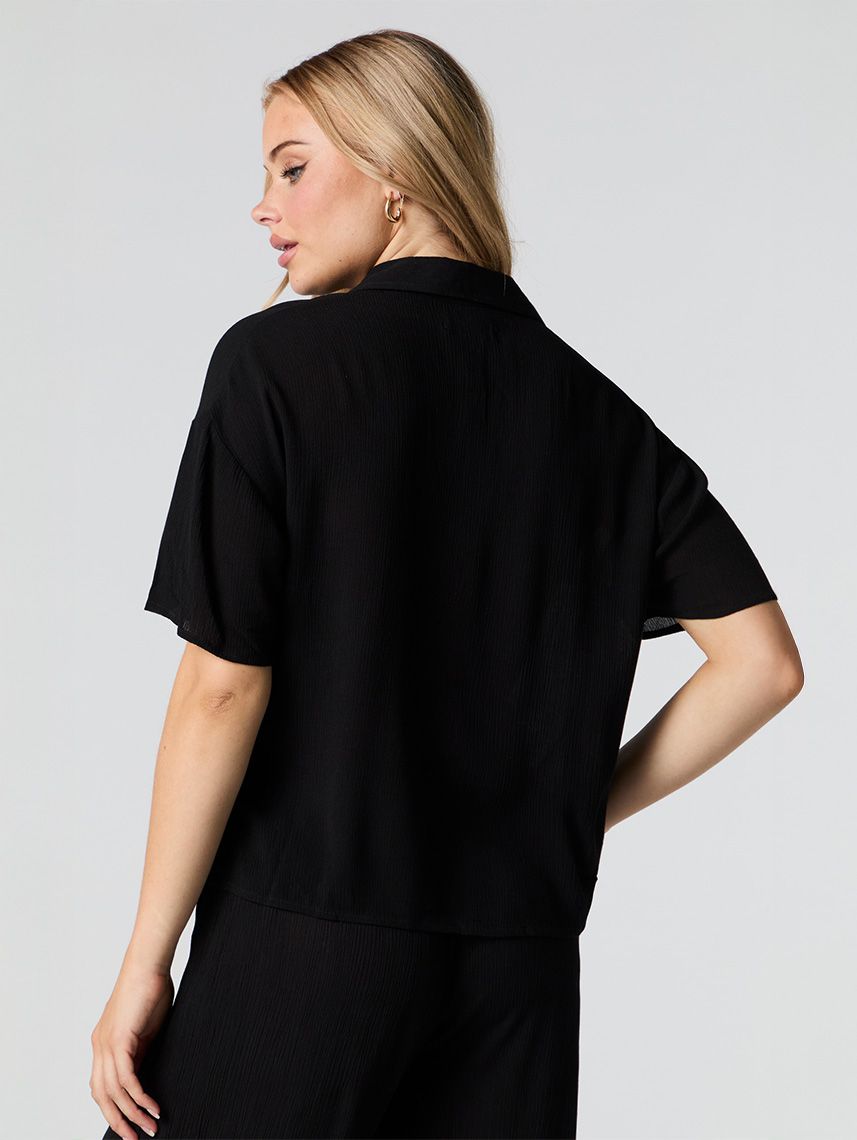 חולצת Flowy מכופתרת קצרה