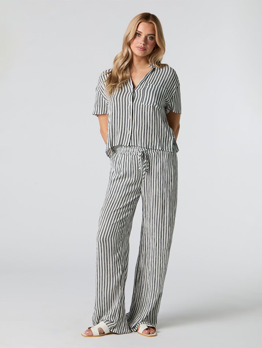 חולצת Flowy מכופתרת קצרה