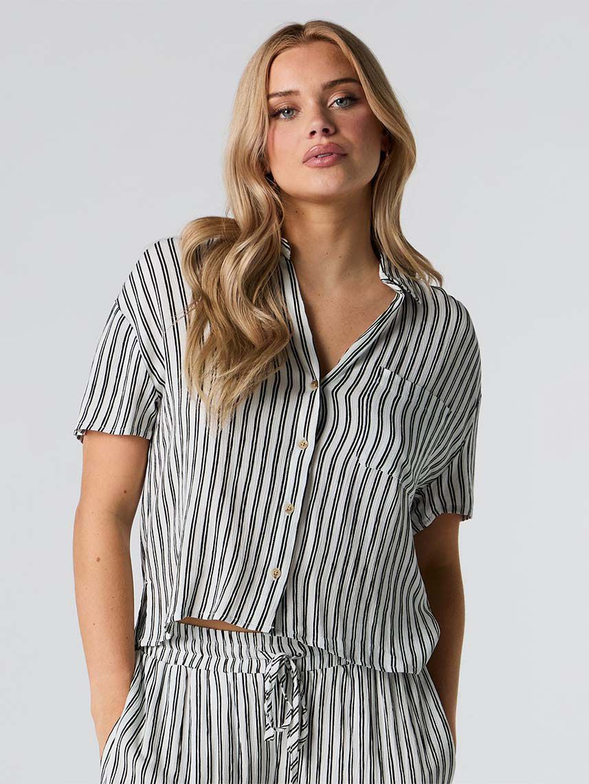 חולצת Flowy מכופתרת קצרה