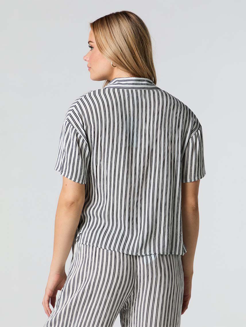 חולצת Flowy מכופתרת קצרה