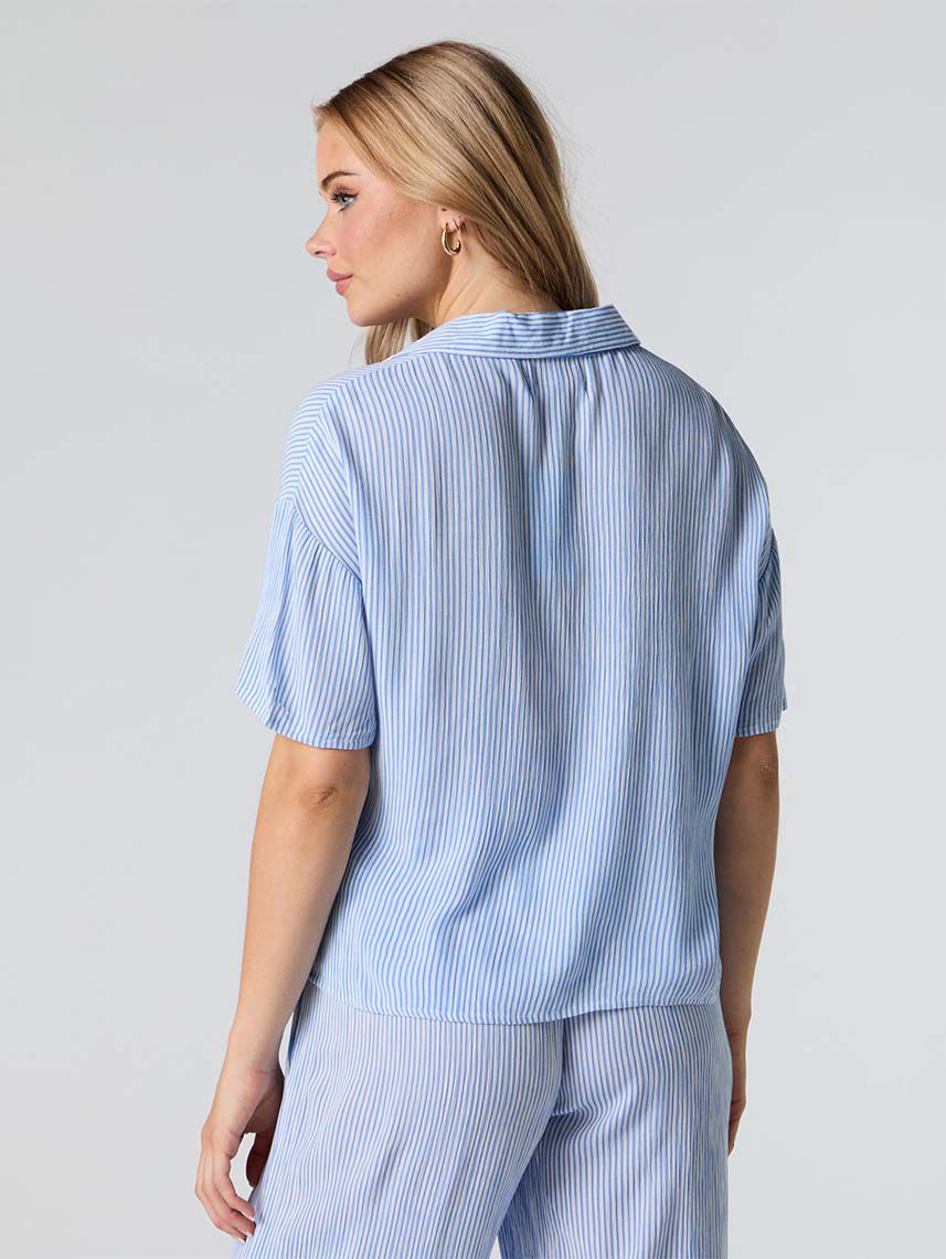 חולצת Flowy מכופתרת קצרה