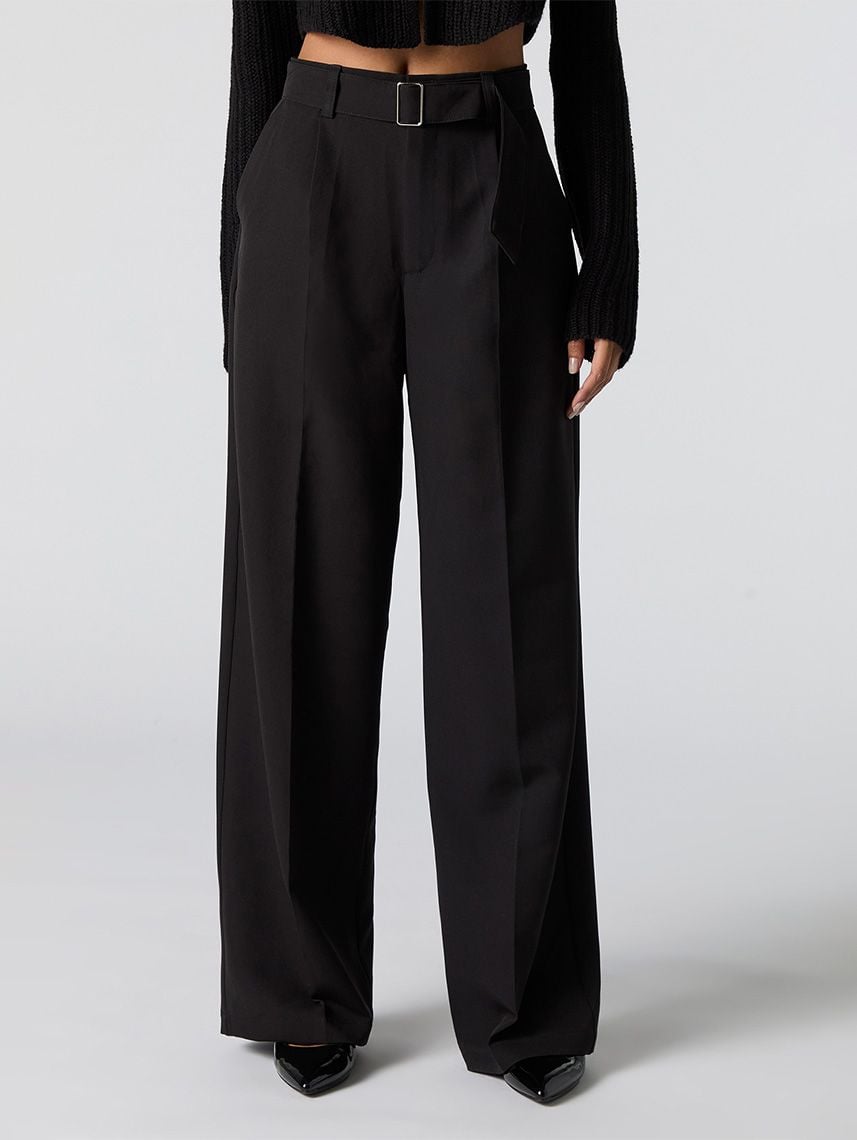 מכנסיים מחויטים עם חגורה