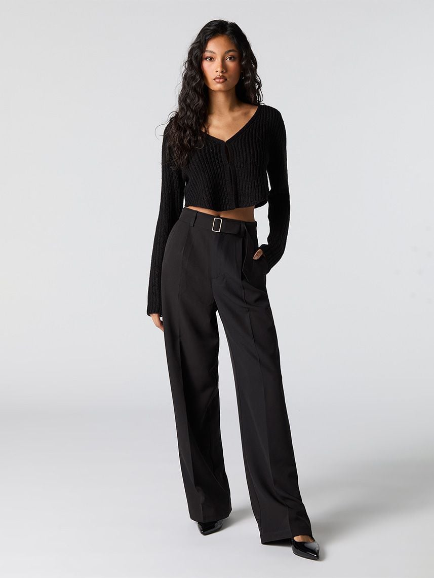 מכנסיים מחויטים עם חגורה