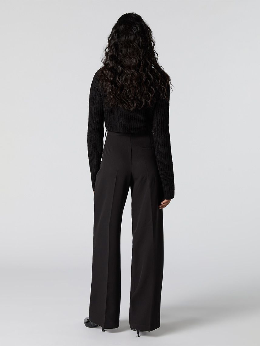 מכנסיים מחויטים עם חגורה