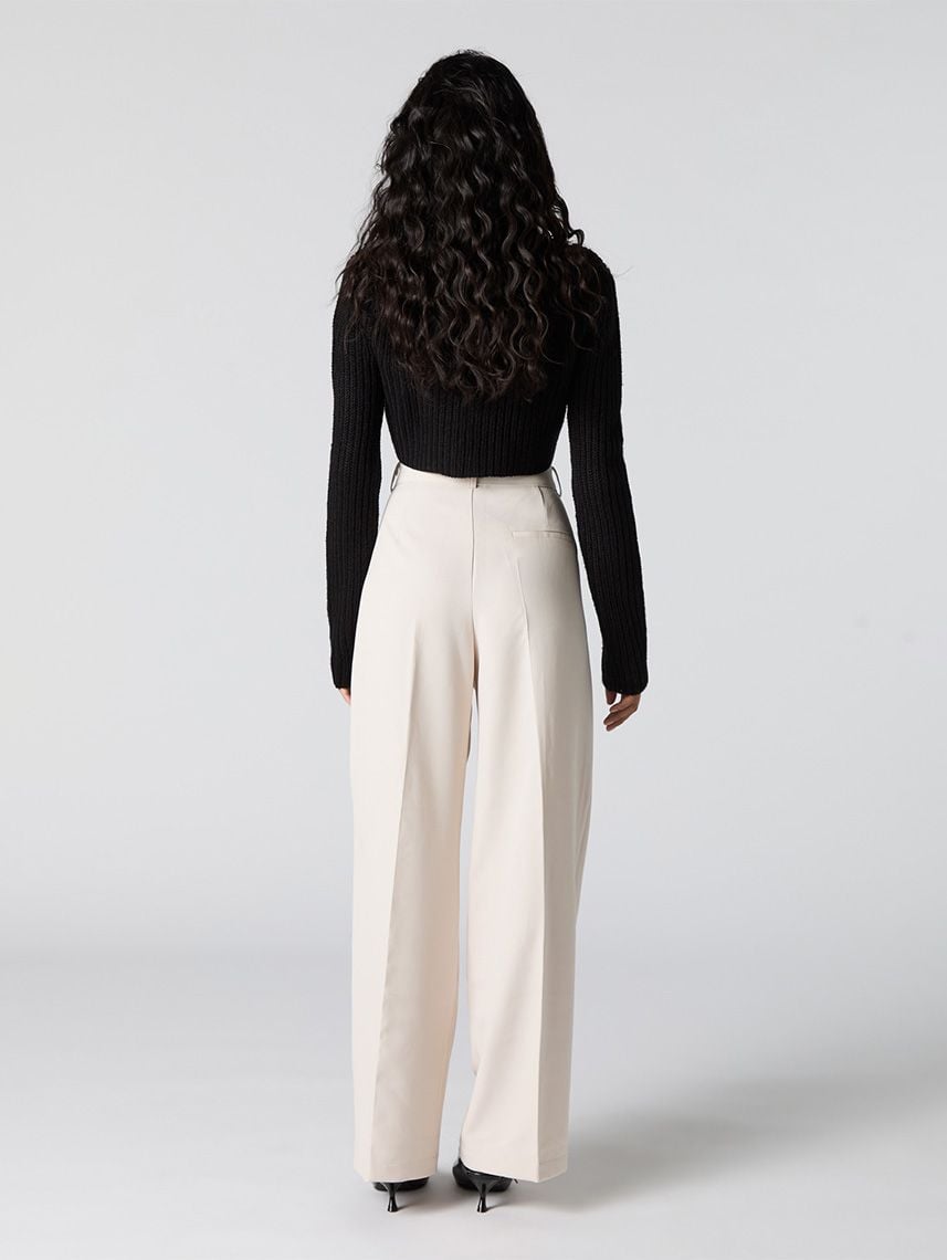 מכנסיים מחויטים עם חגורה