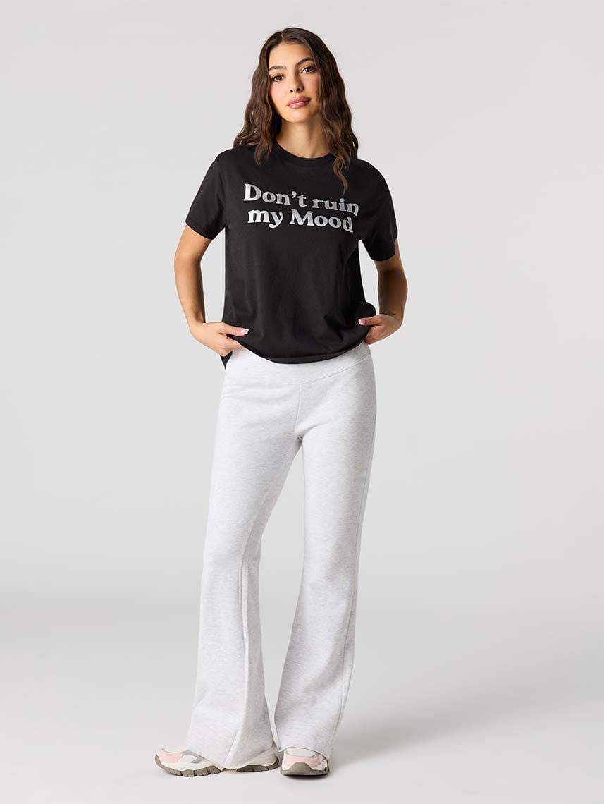 טי-שירט בוקסי עם כיתוב