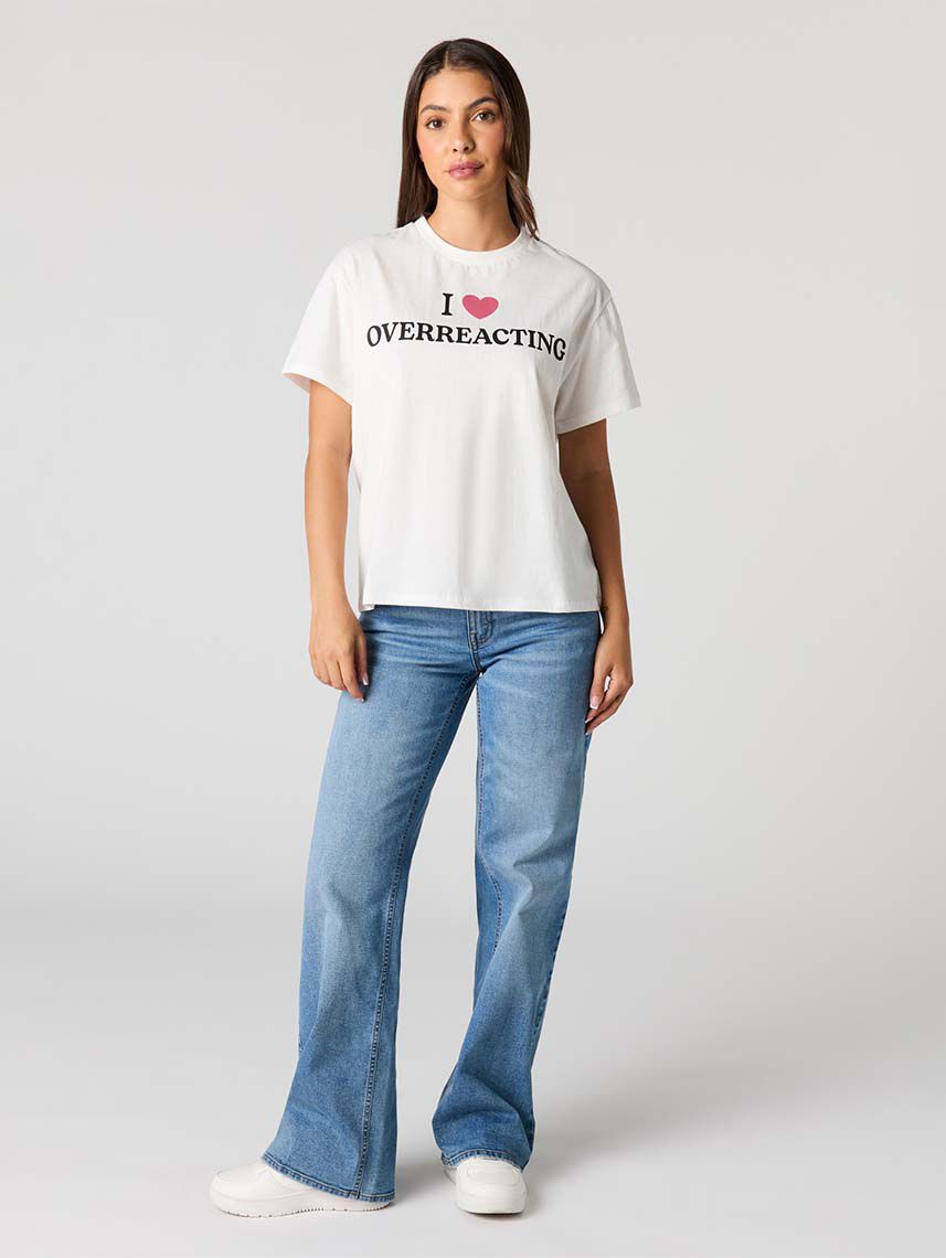 טי-שירט בוקסי עם כיתוב