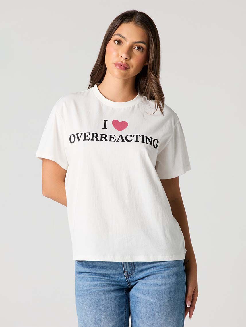 טי-שירט בוקסי עם כיתוב