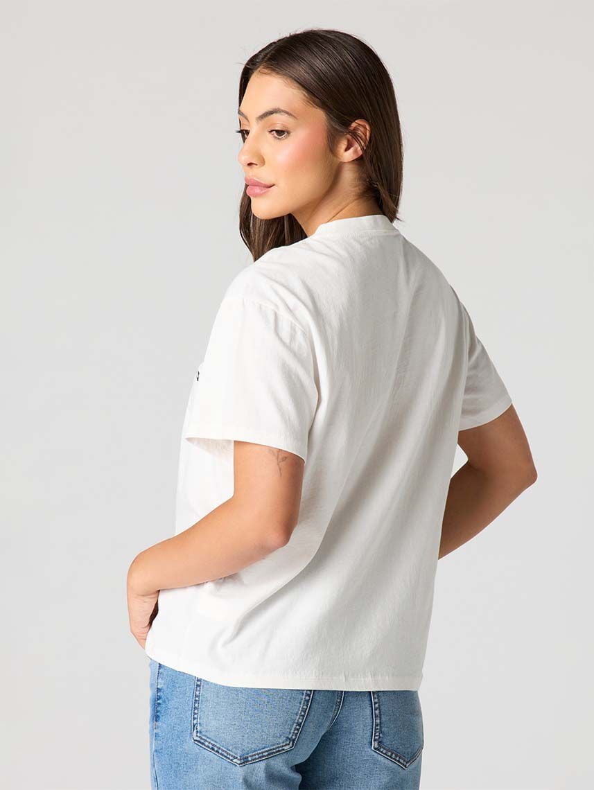 טי-שירט בוקסי עם כיתוב