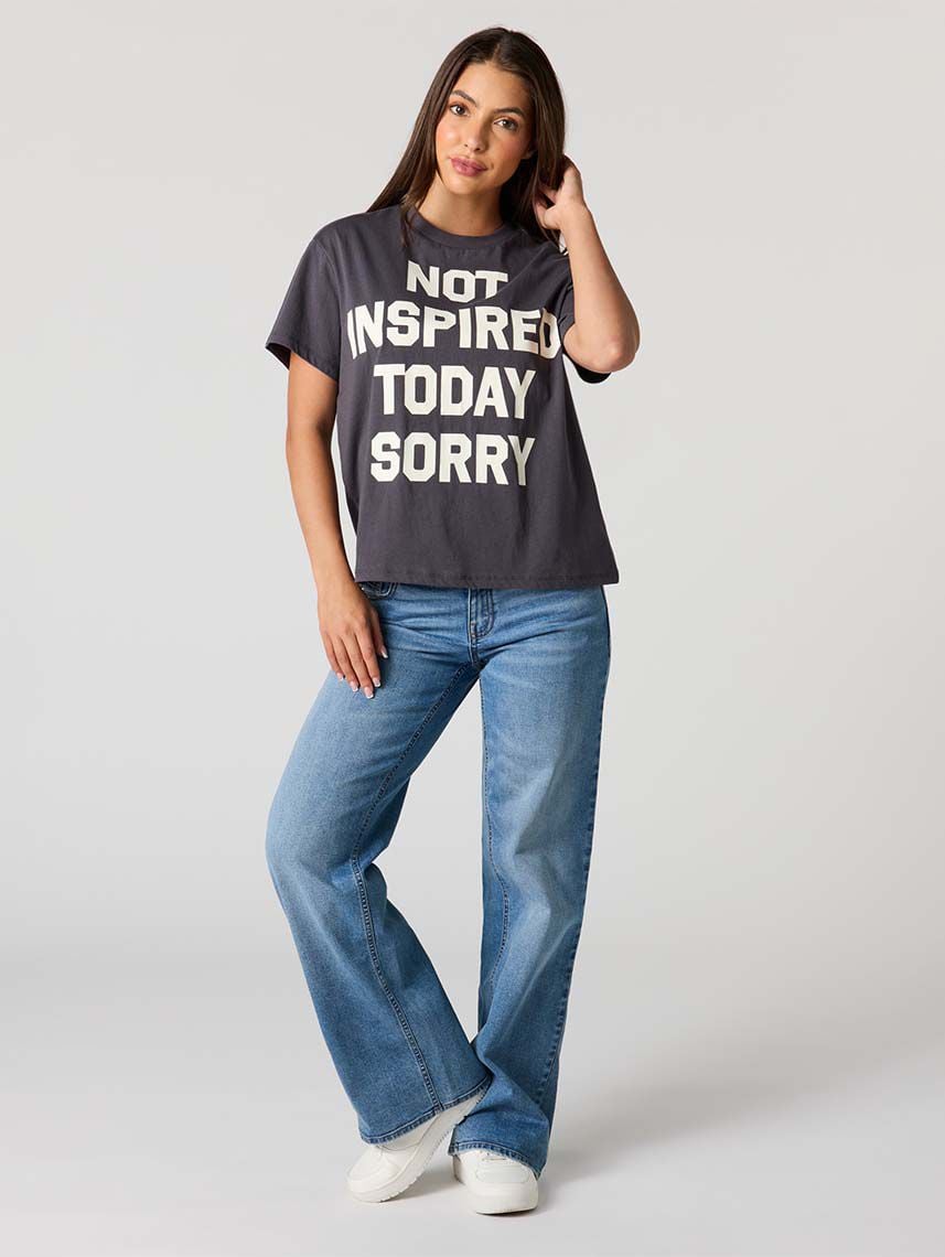 טי-שירט בוקסי עם כיתוב