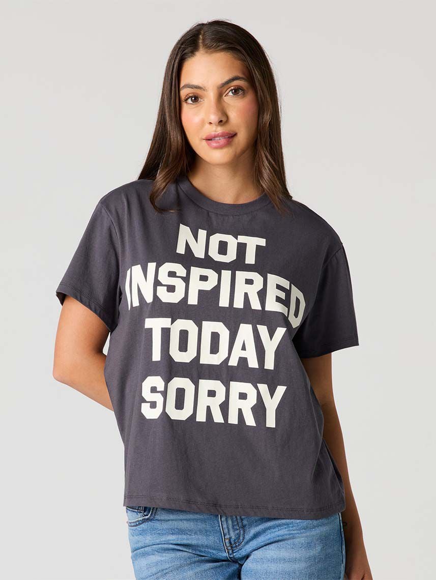 טי-שירט בוקסי עם כיתוב