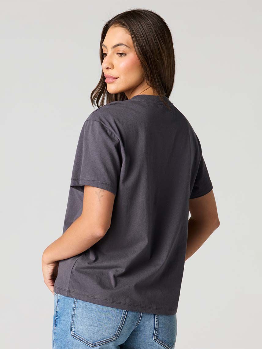 טי-שירט בוקסי עם כיתוב