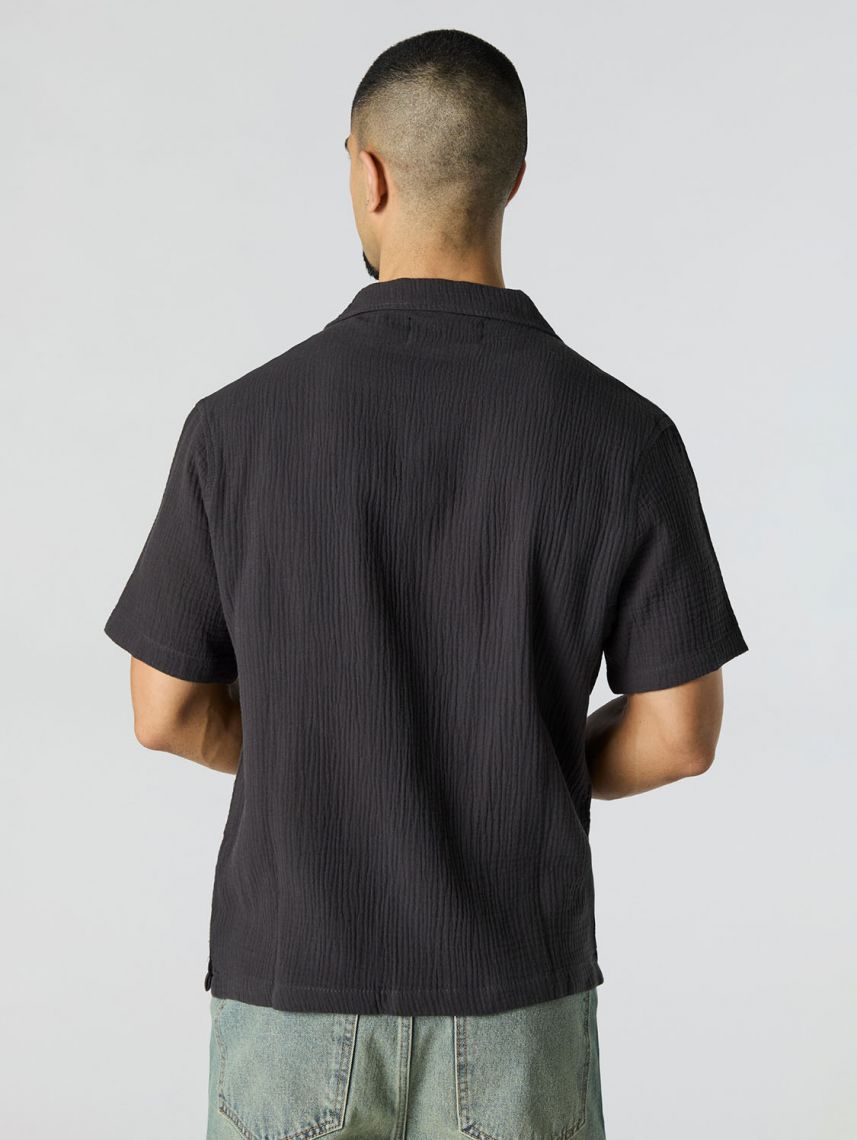 חולצה מכופתרת מקומטת