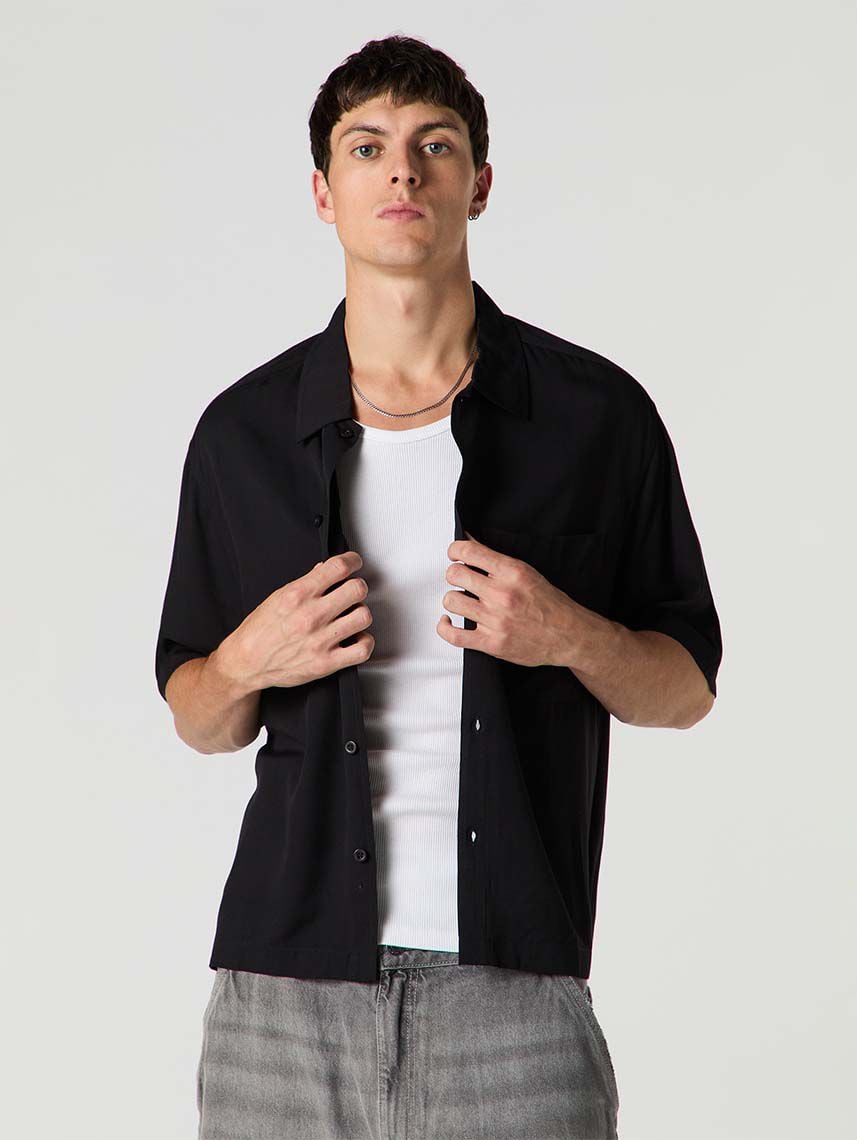 חולצה מכופתרת קצרה