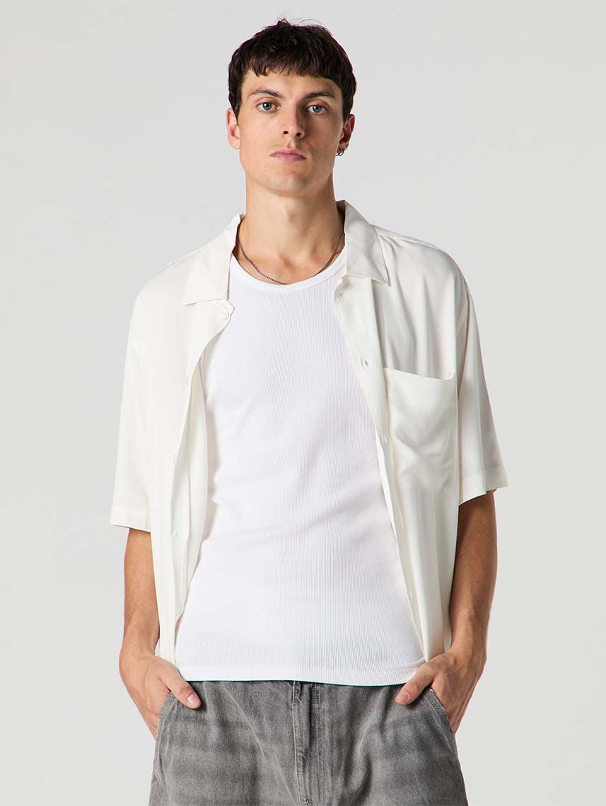 חולצה מכופתרת קצרה