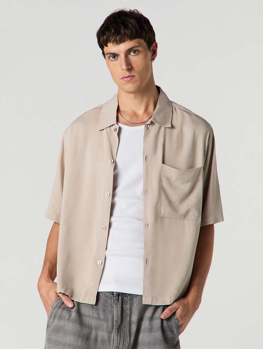 חולצה מכופתרת קצרה