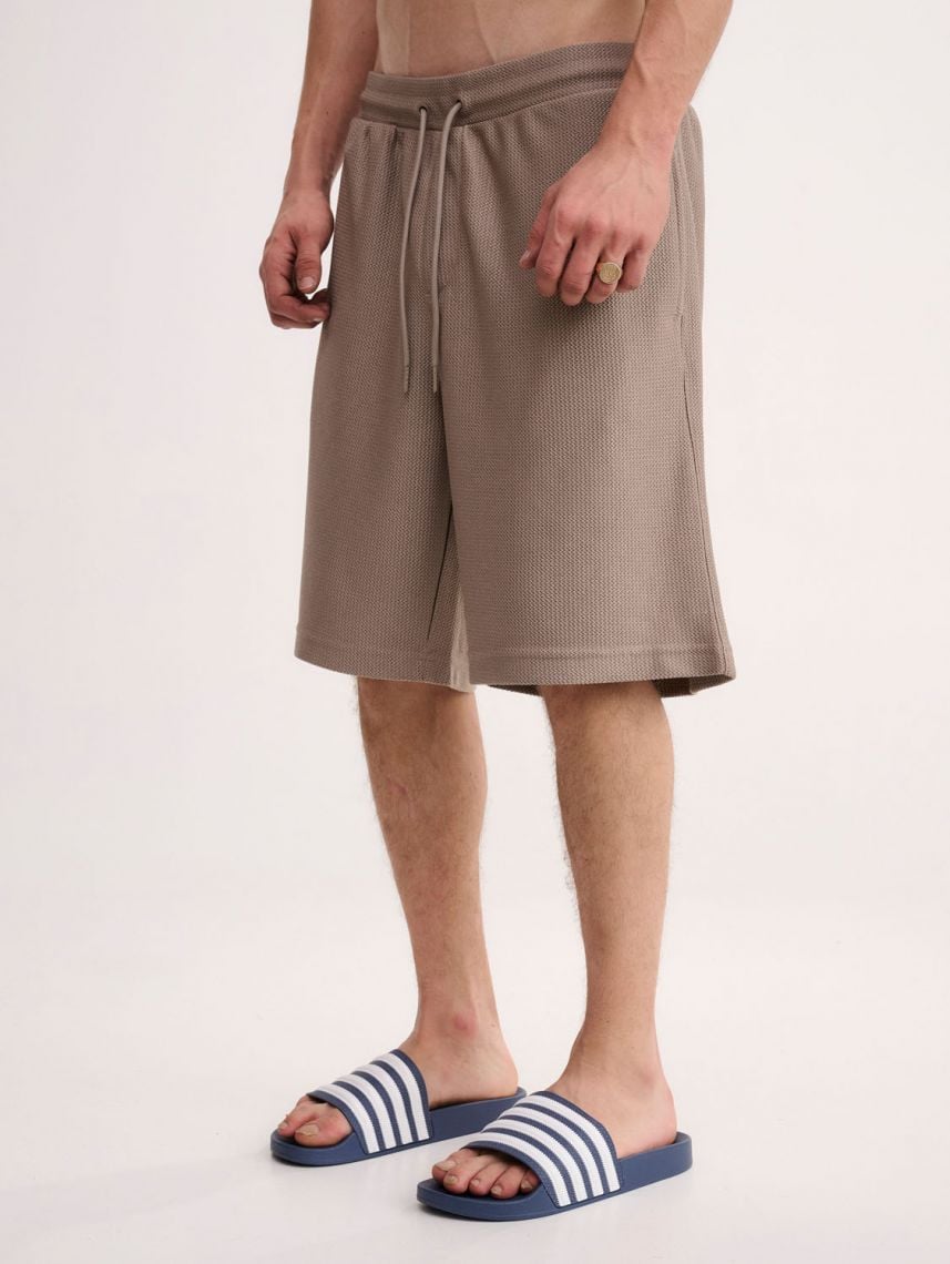 מכנסי טקסטורה עבים קצרים