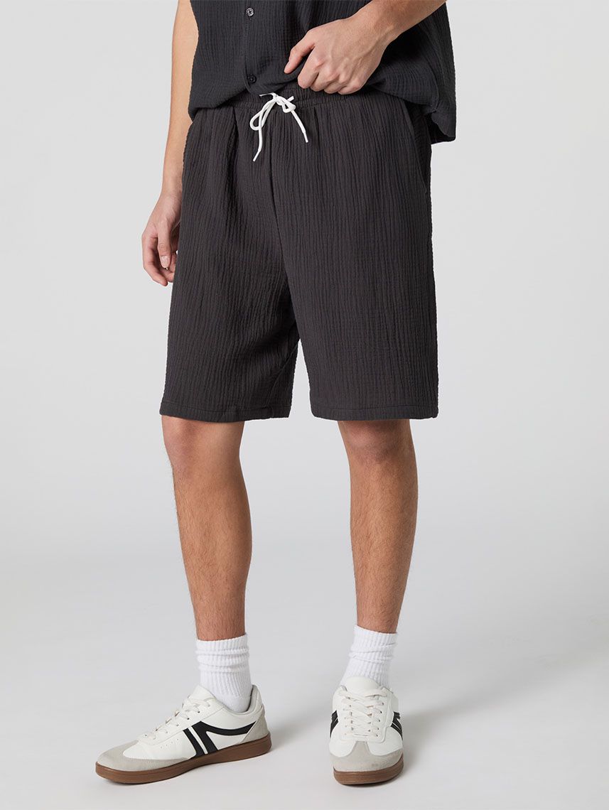 מכנסיים קצרים מקומטים