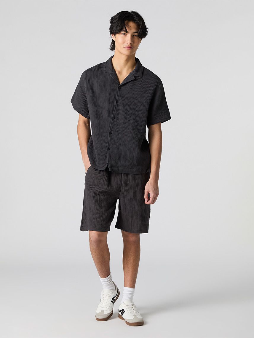 מכנסיים קצרים מקומטים