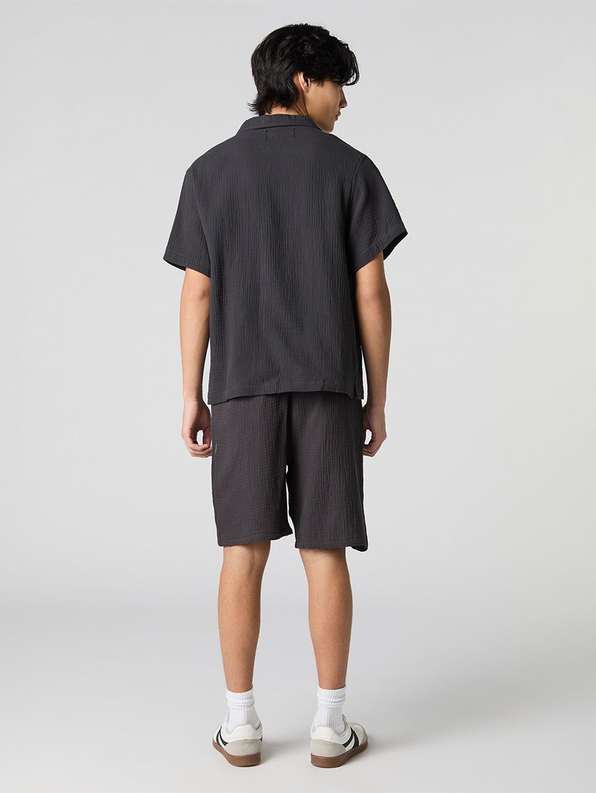 מכנסיים קצרים מקומטים