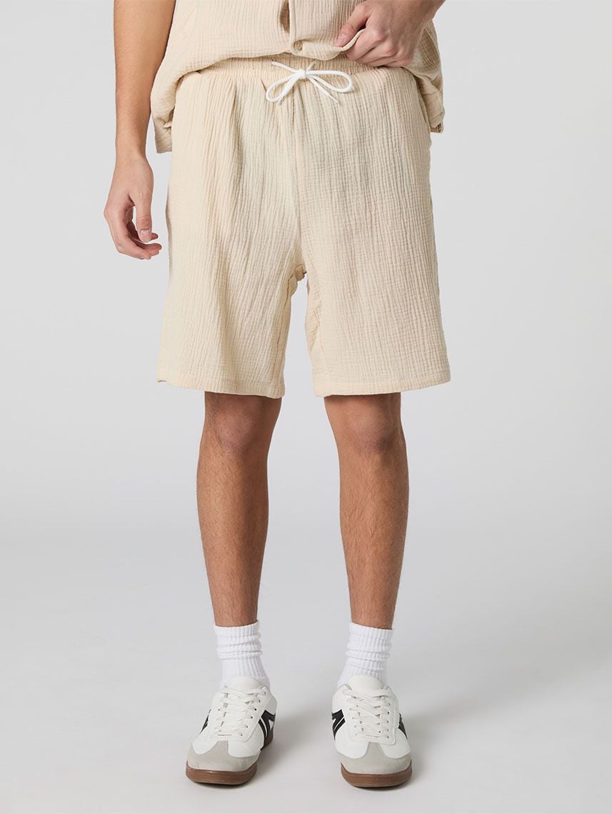 מכנסיים קצרים מקומטים