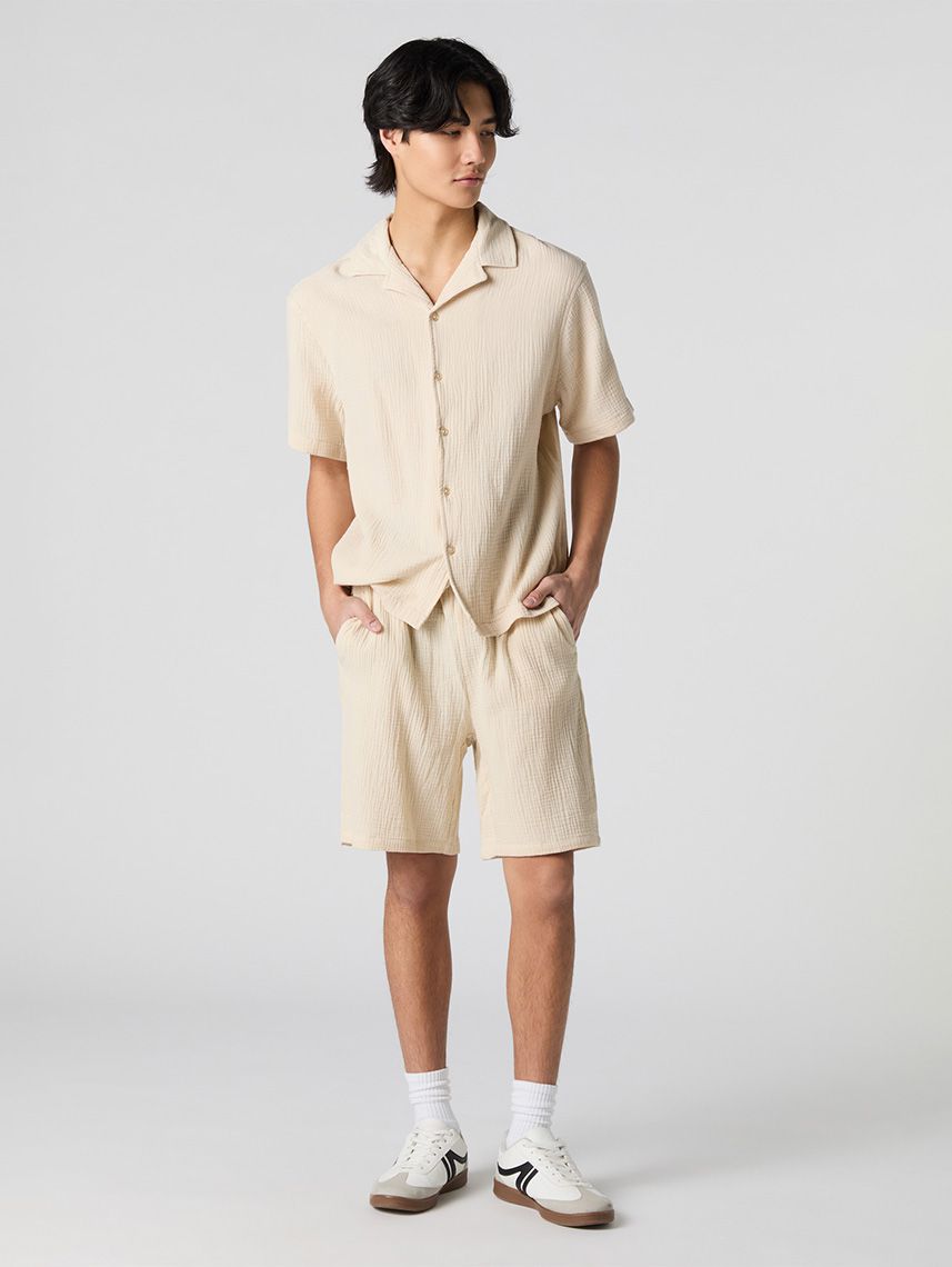 מכנסיים קצרים מקומטים