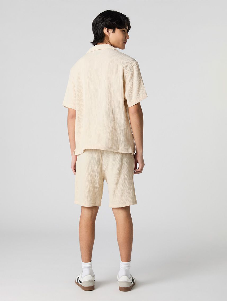 מכנסיים קצרים מקומטים