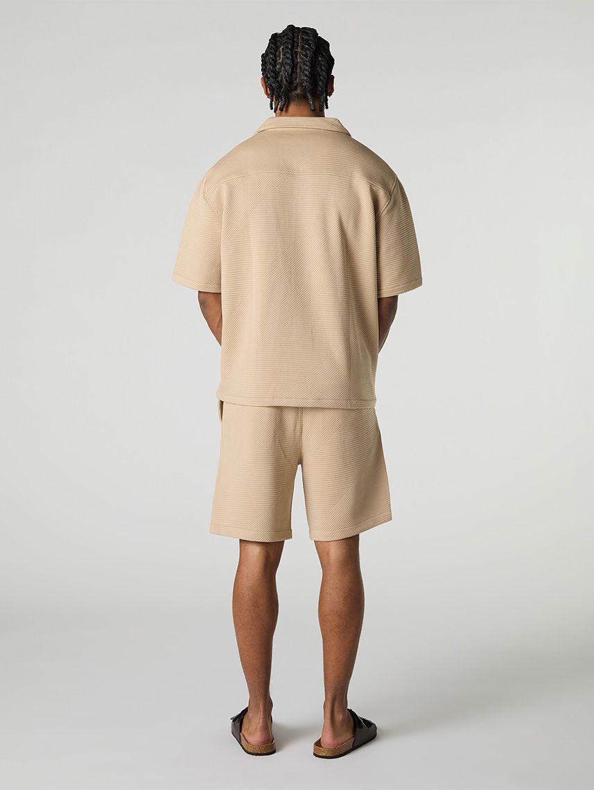 מכנסיים קצרים עם טקסטורה