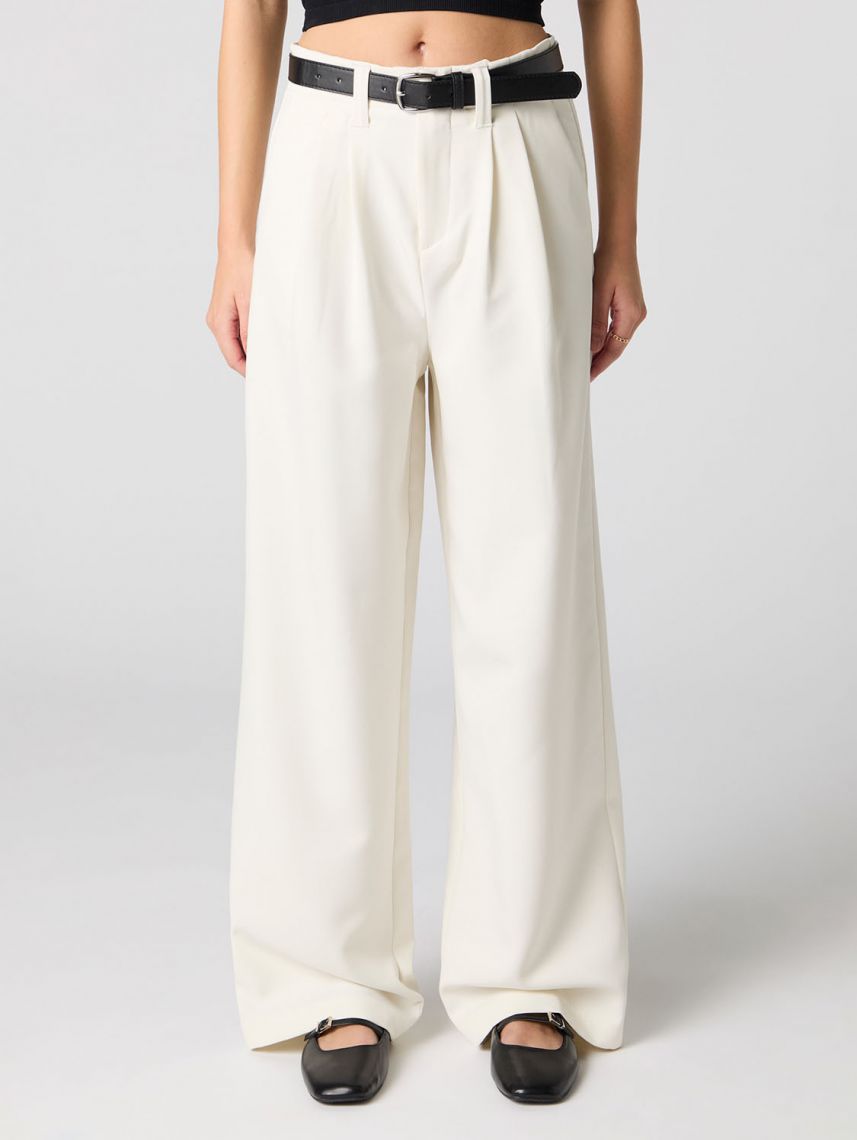 מכנסיים מחוייטים עם חגורה