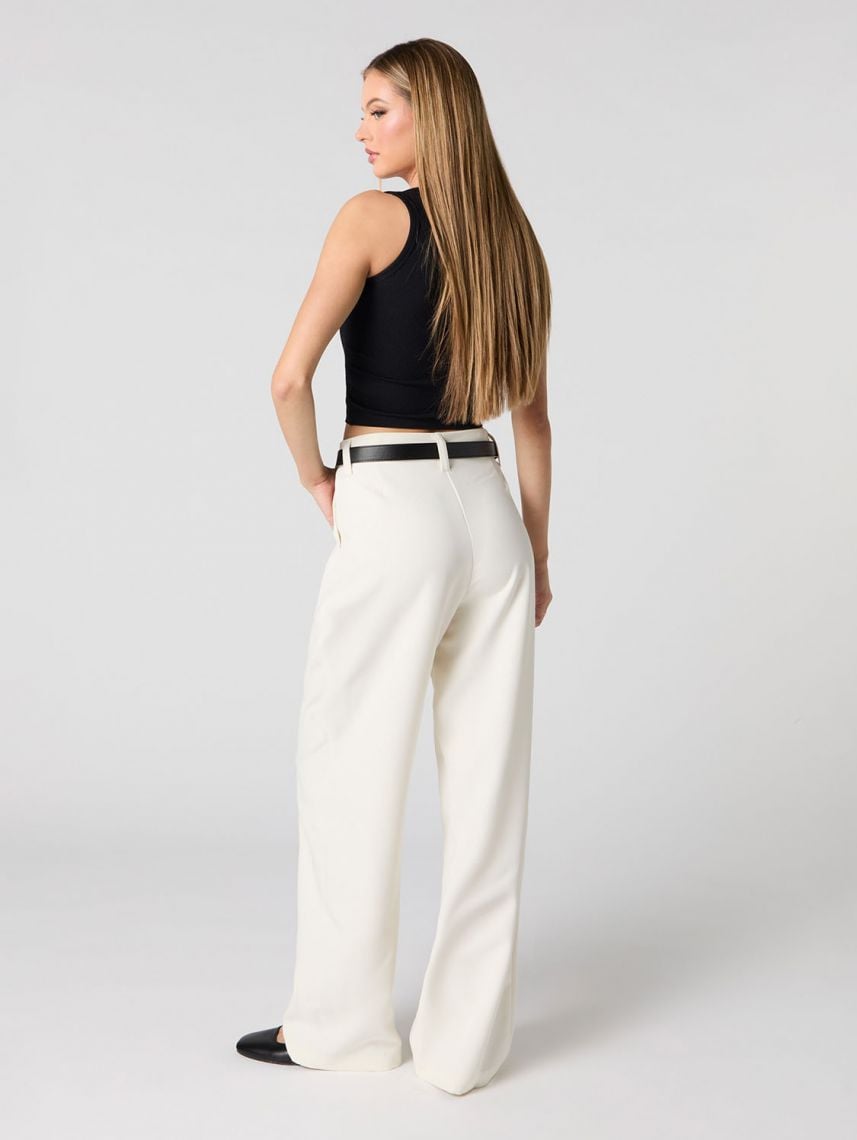 מכנסיים מחוייטים עם חגורה