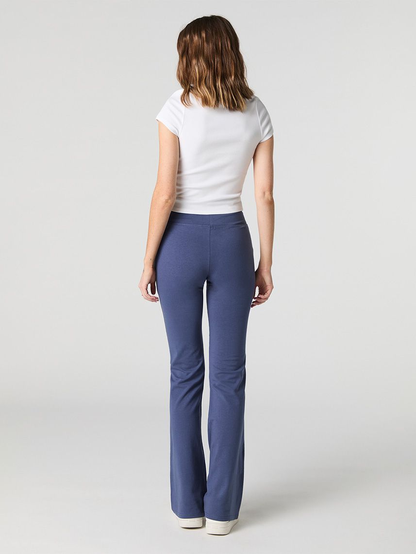 מכנסיים מתרחבים