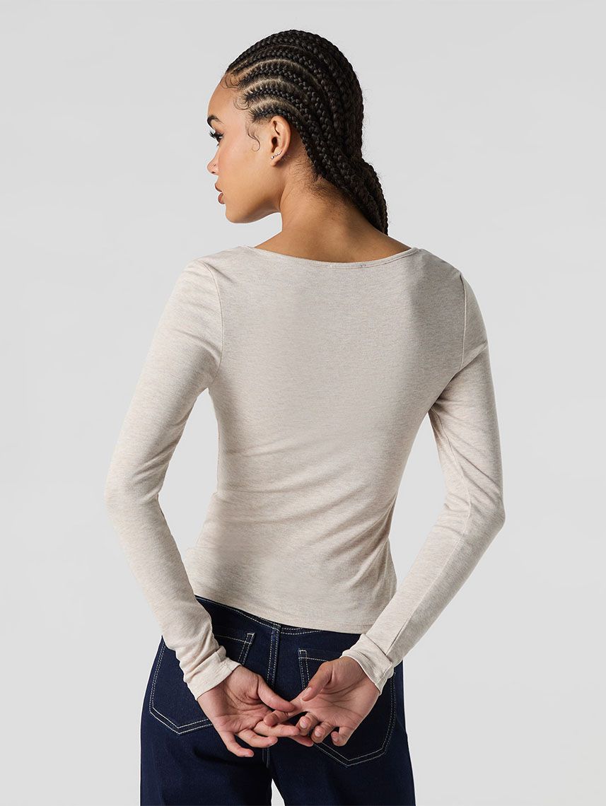 חולצה ארוכה מפתח מרובע