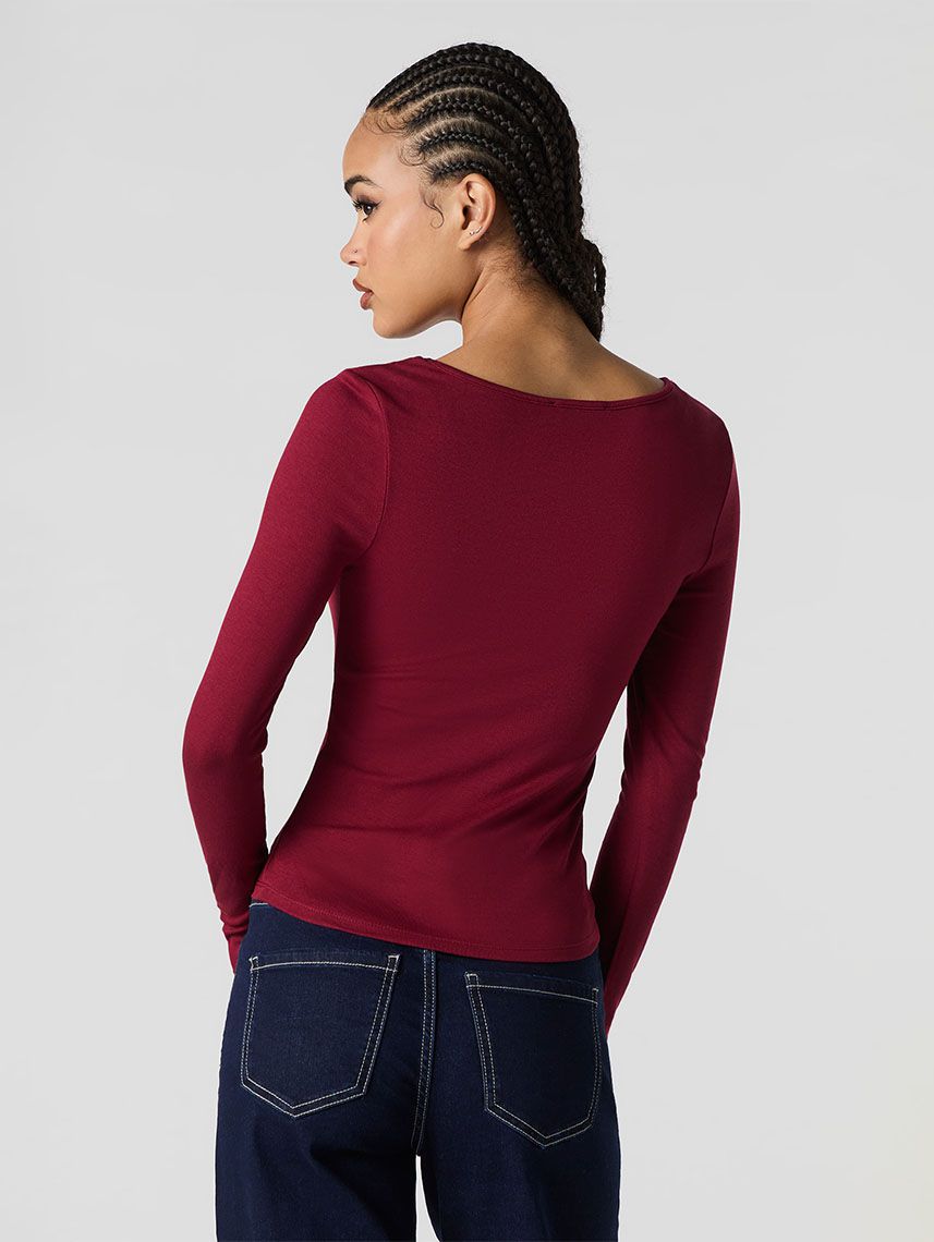 חולצה ארוכה מפתח מרובע