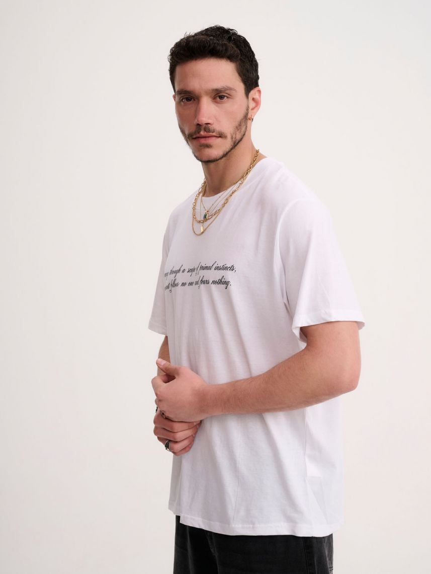 טי-שירט עם הדפס דמוי עור