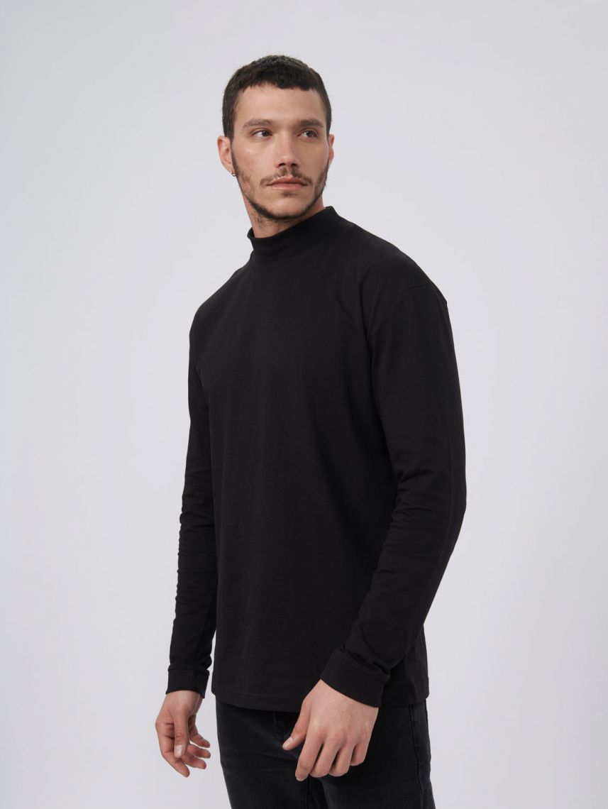 טי-שירט ארוכה עם צווארון גבוה