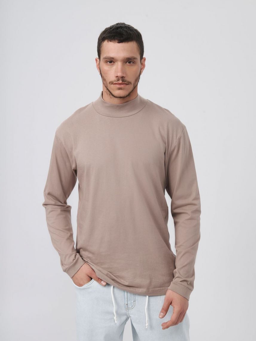 טי-שירט ארוכה עם צווארון גבוה