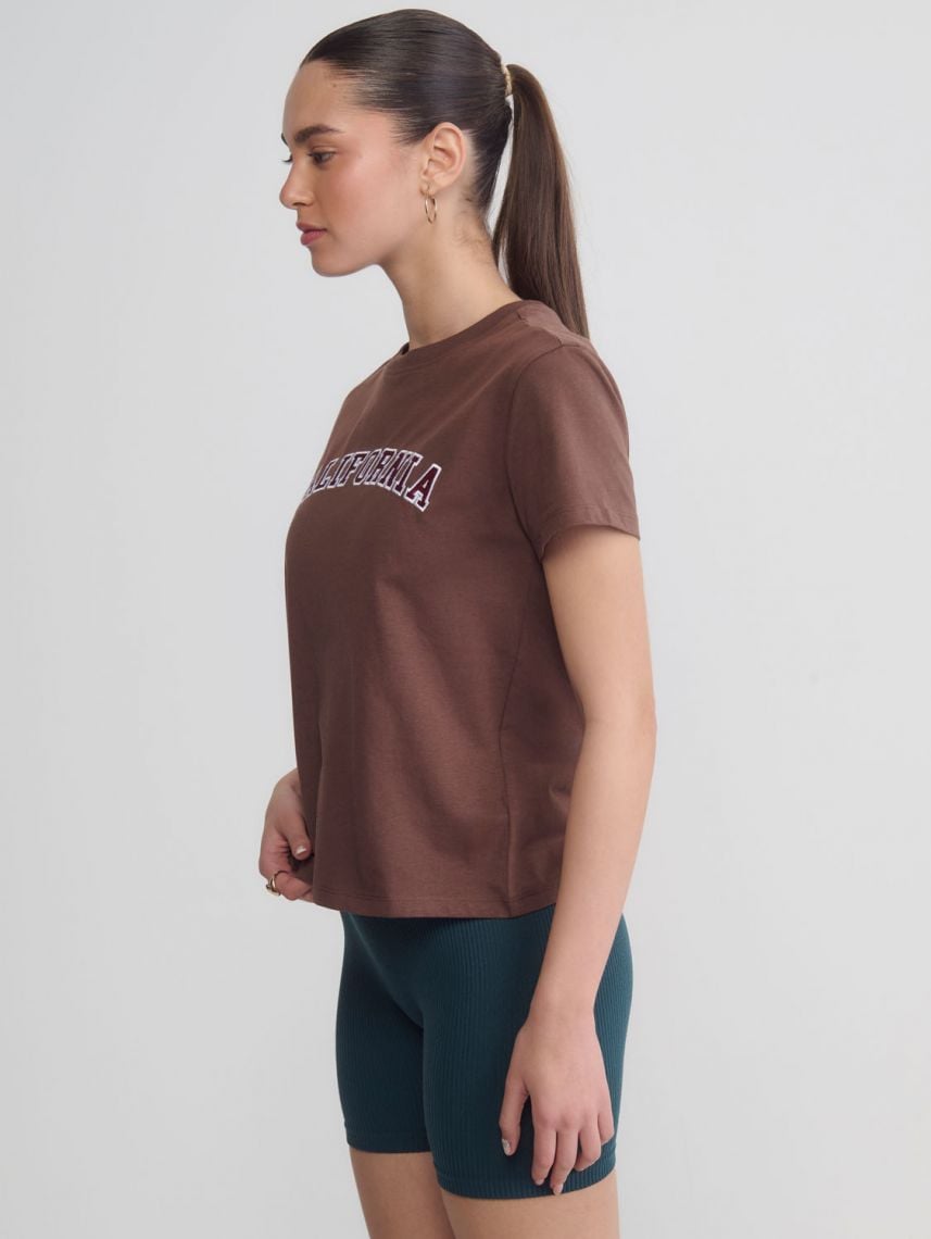 טי-שירט מעוטרת אבנים נוצצות