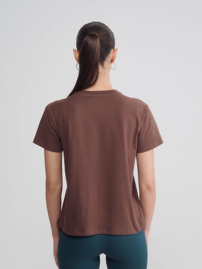 טי-שירט מעוטרת אבנים נוצצות