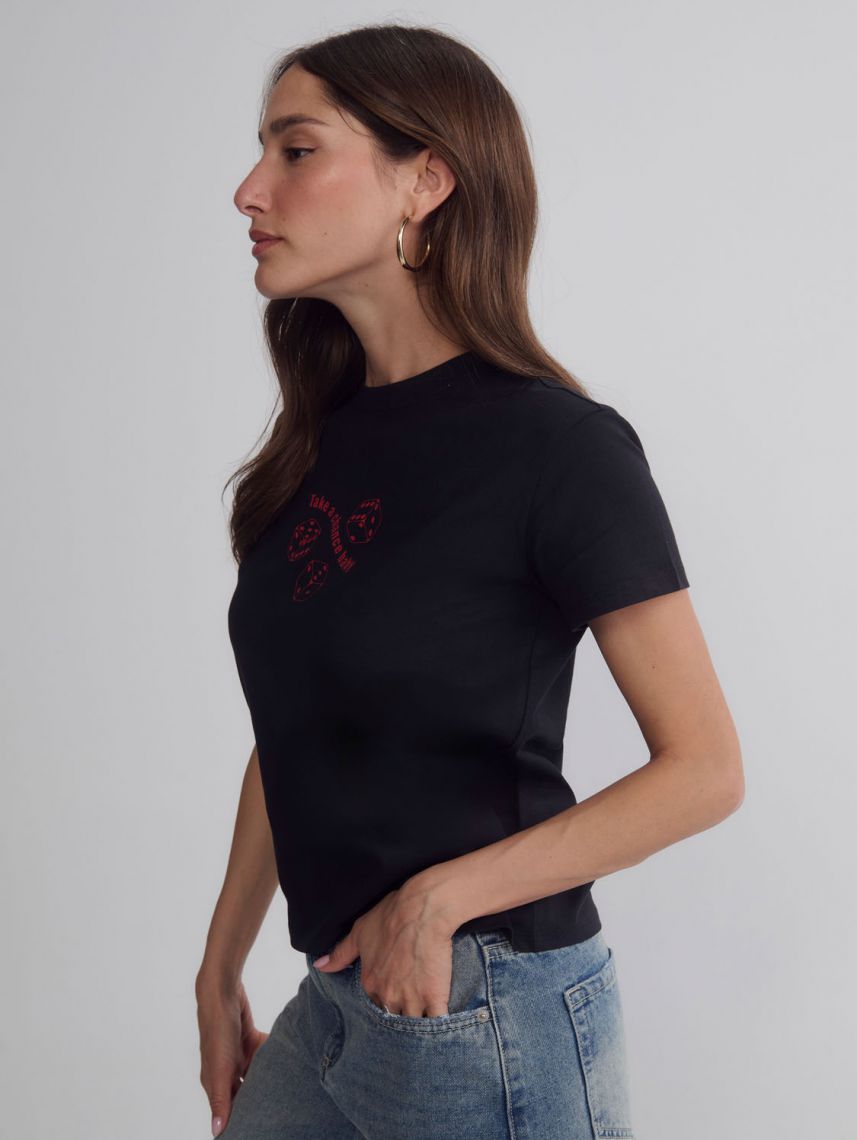 טי-שירט מעוטרת אבנים נוצצות