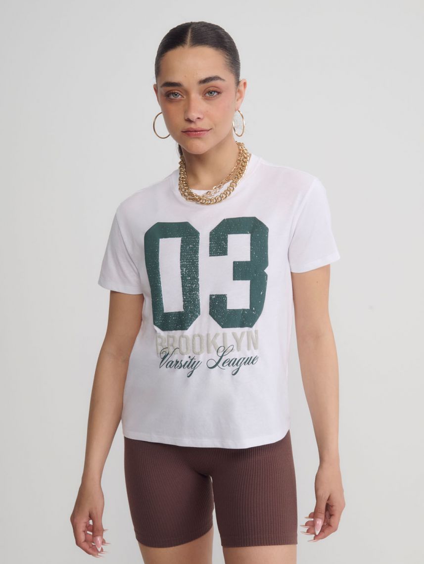 טי-שירט מעוטרת אבנים נוצצות