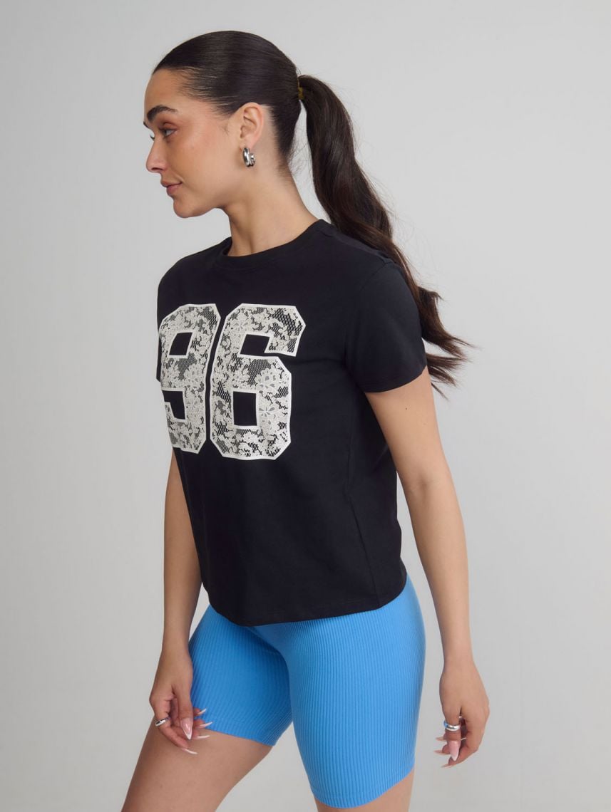 טי-שירט מעוטרת אבנים נוצצות