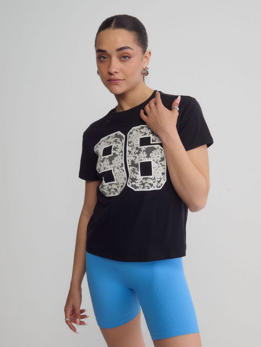 טי-שירט מעוטרת אבנים נוצצות