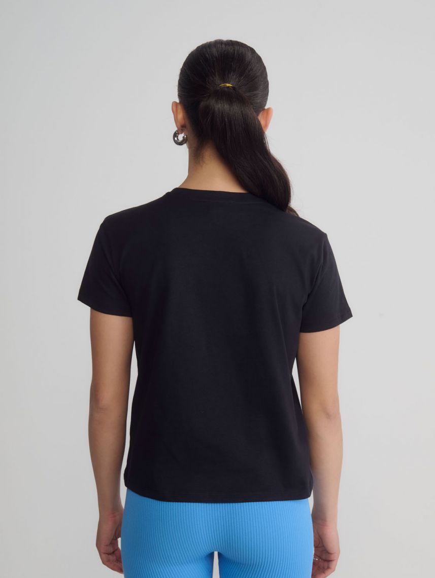 טי-שירט מעוטרת אבנים נוצצות