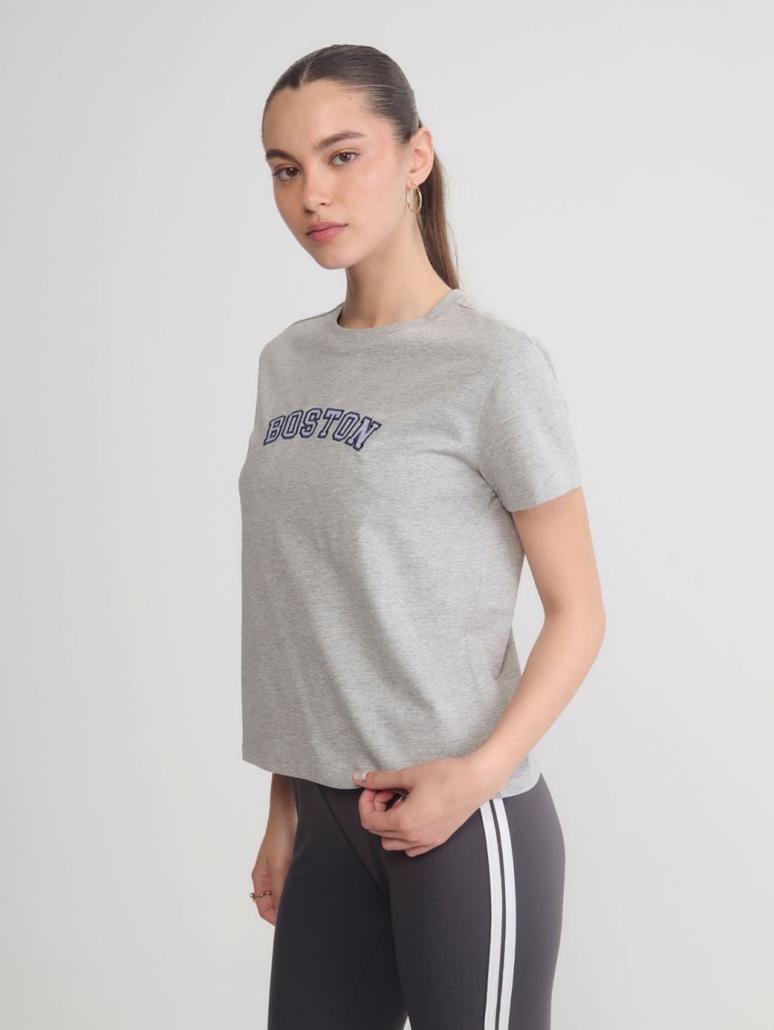 טי-שירט מעוטרת אבנים נוצצות