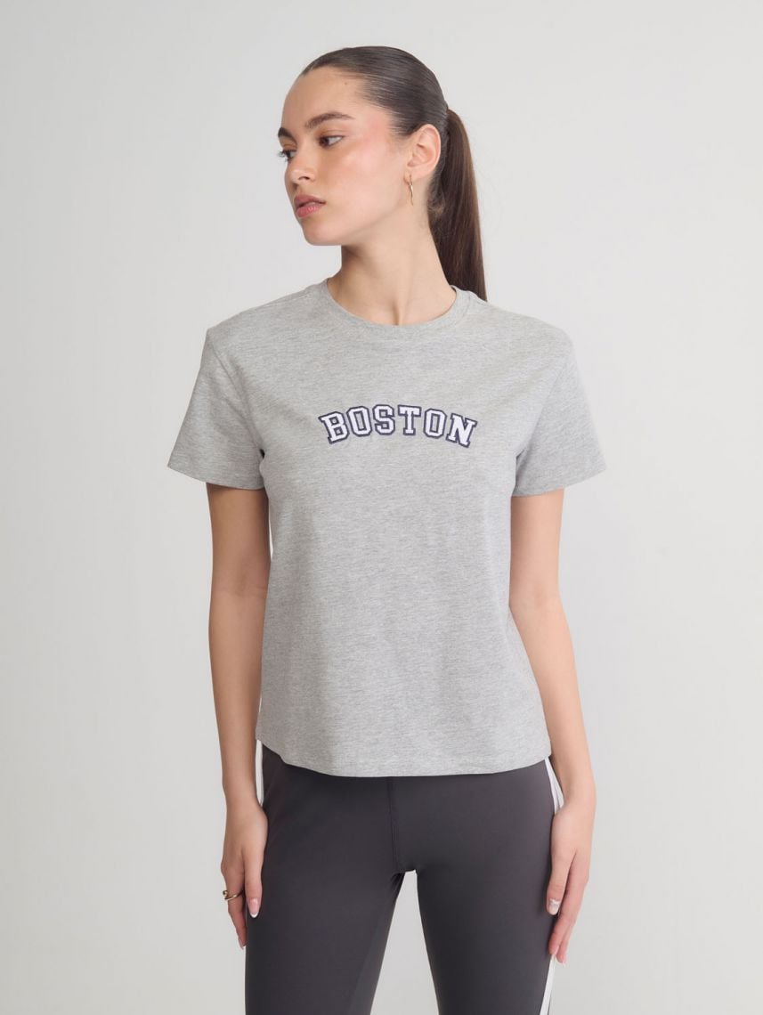 טי-שירט מעוטרת אבנים נוצצות