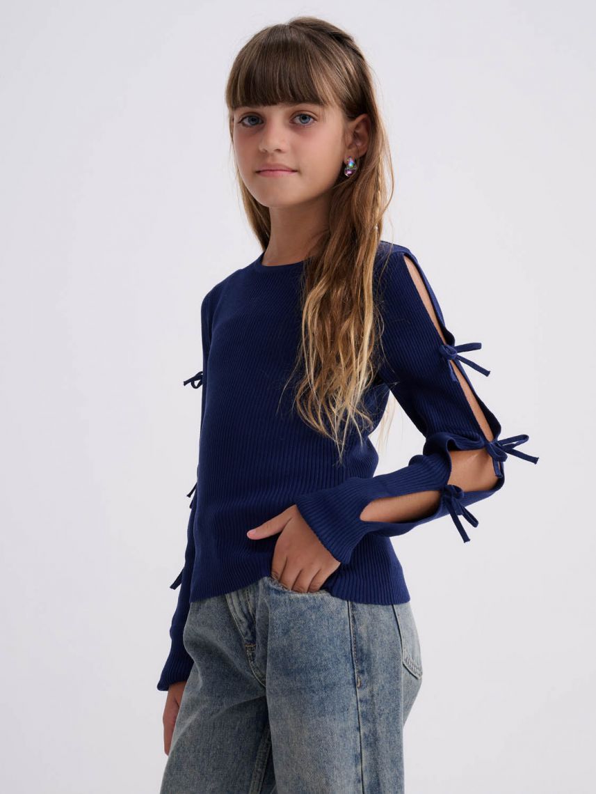 סריג עם פפיונים בשרוולים