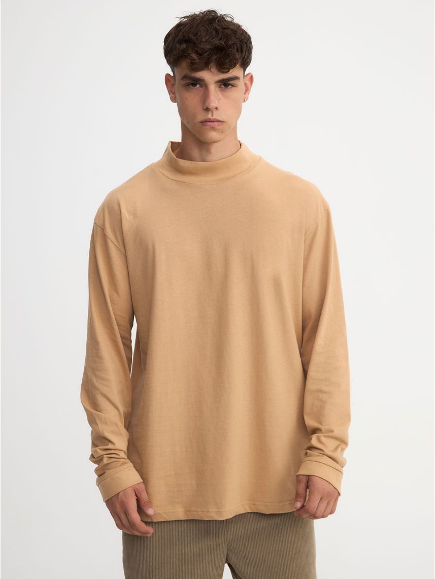 חולצה עם צווארון גבוהה