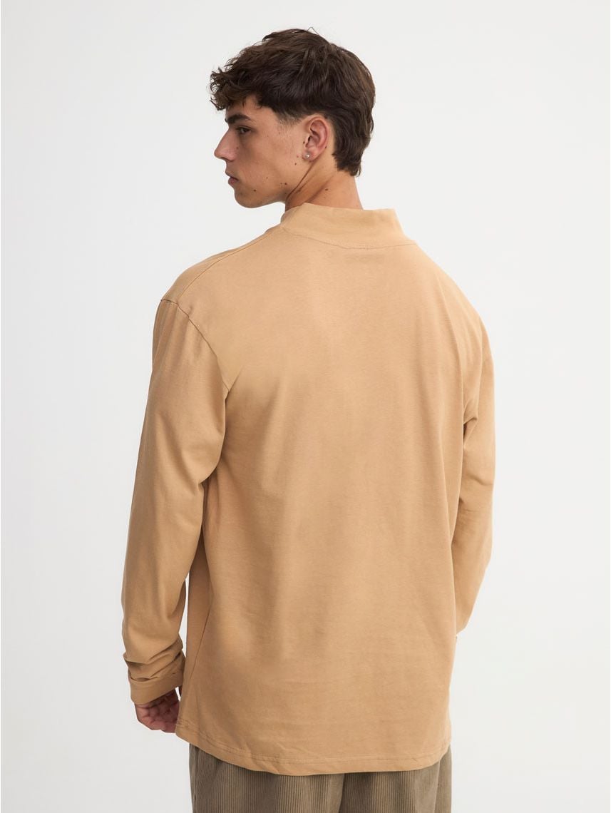 חולצה עם צווארון גבוהה