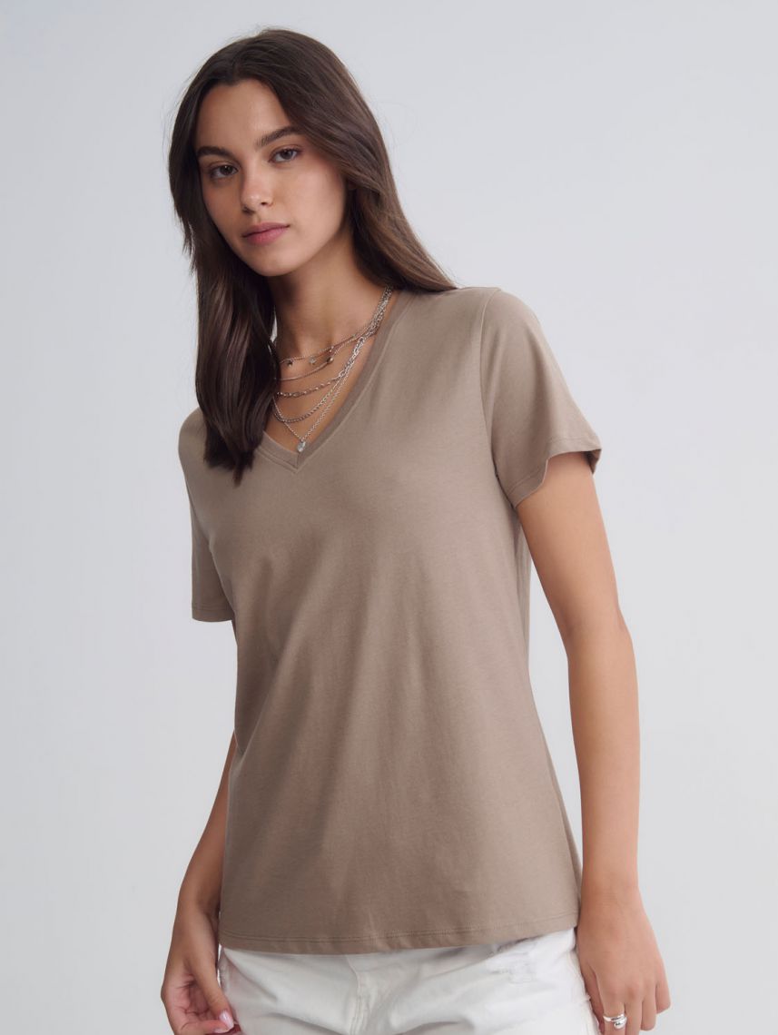 טי-שירט V בייסיק