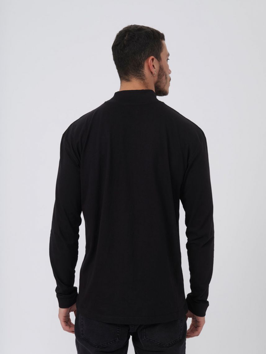 חולצה עם צווארון גבוהה